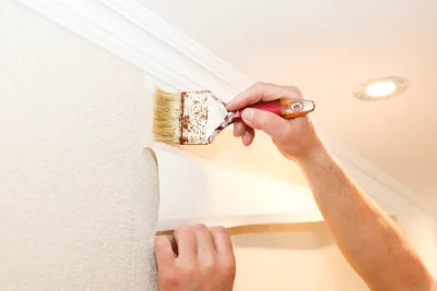 Pose de papier peint à Montflours — revêtements muraux et toiles de verre